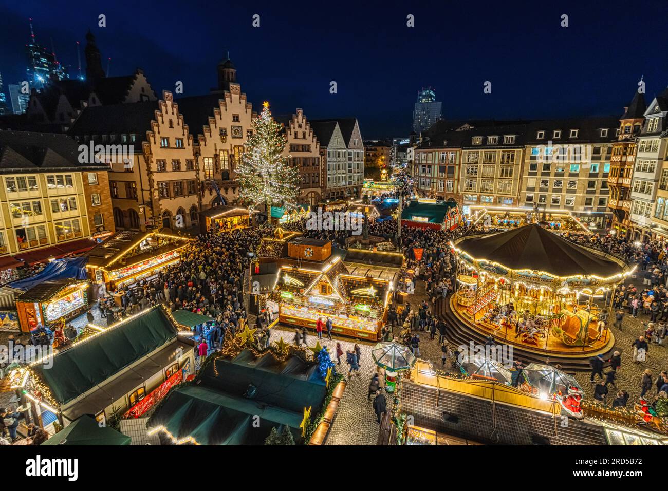 Le marché de Noël de Francfort a été officiellement ouvert le 21.11.2022 avec l'allumage des lumières de l'arbre de Noël Manni., Roemerberg Banque D'Images