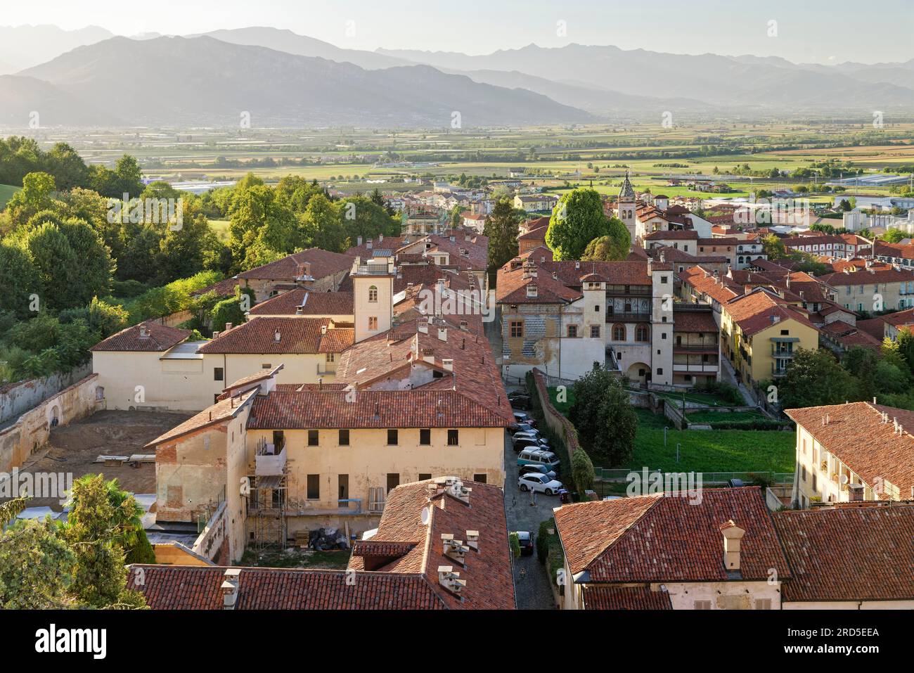 Vue sur les Alpes depuis la Torre Civica sur Casa Cavassa, Saluzzo, province de Cuneo, Piémont, Italie Banque D'Images