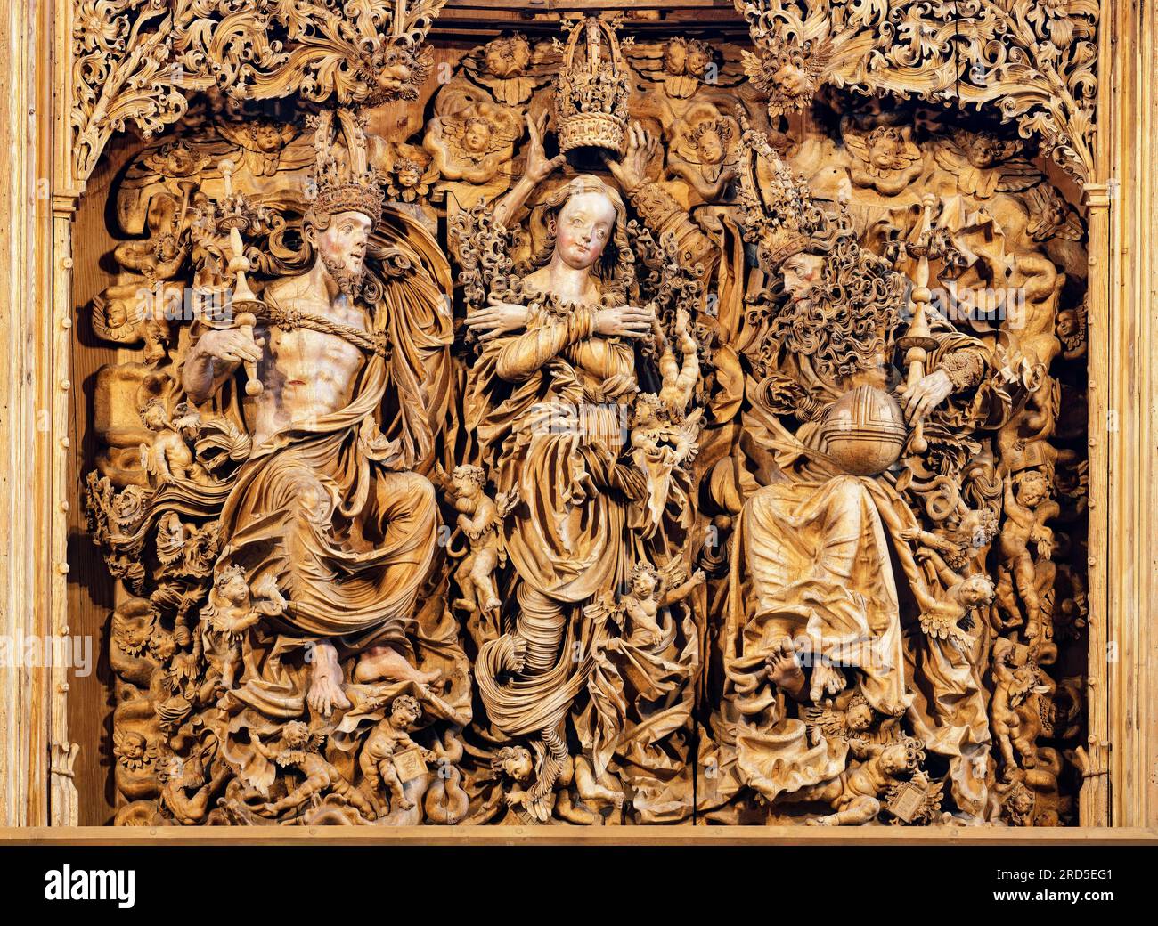 Couronnement de Marie par Jésus, à droite, et Dieu le Père, à gauche, autel sculpté de la Vierge de Breisach, 1526, gothique tardif, maître sculpteur Banque D'Images