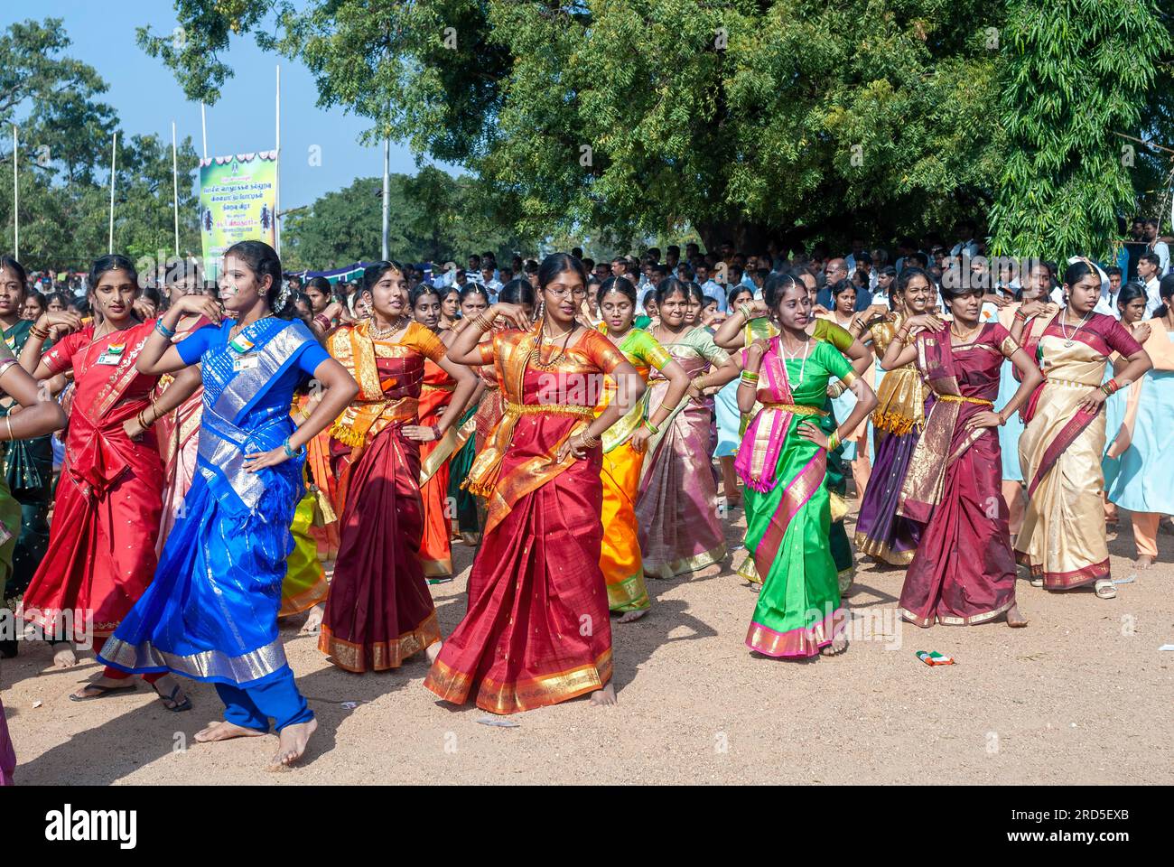 Filles exécutant des danses de groupe pendant la célébration de la journée de l'indépendance à Chennai Madras, Tamil Nadu, Inde du Sud, Inde, Asie Banque D'Images