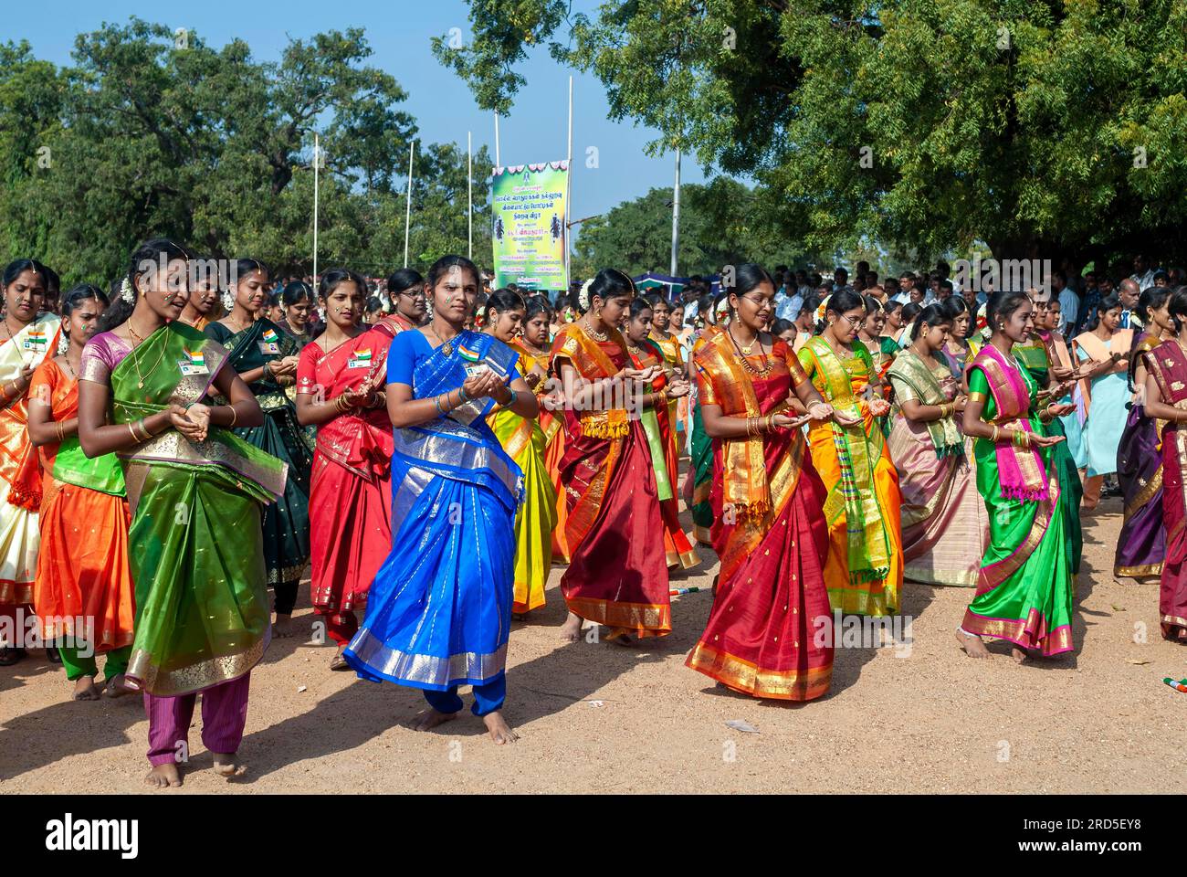Filles exécutant des danses de groupe pendant la célébration de la journée de l'indépendance à Chennai Madras, Tamil Nadu, Inde du Sud, Inde, Asie Banque D'Images