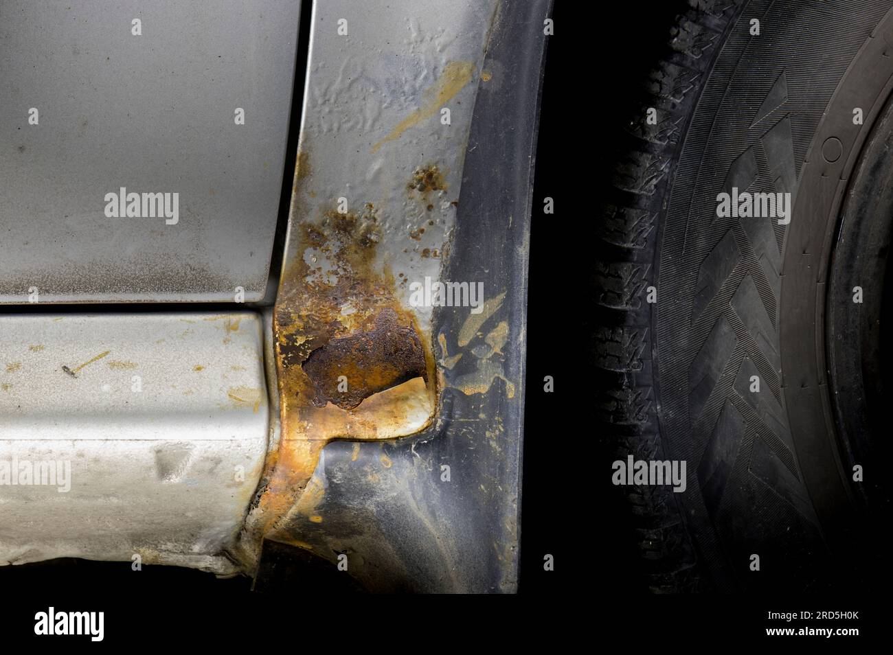 Rouille du passage de roue sur une voiture argentée. Corrosion dans la partie inférieure de la voiture à côté du seuil. Skoda Octavia 1U2- 2002 Banque D'Images