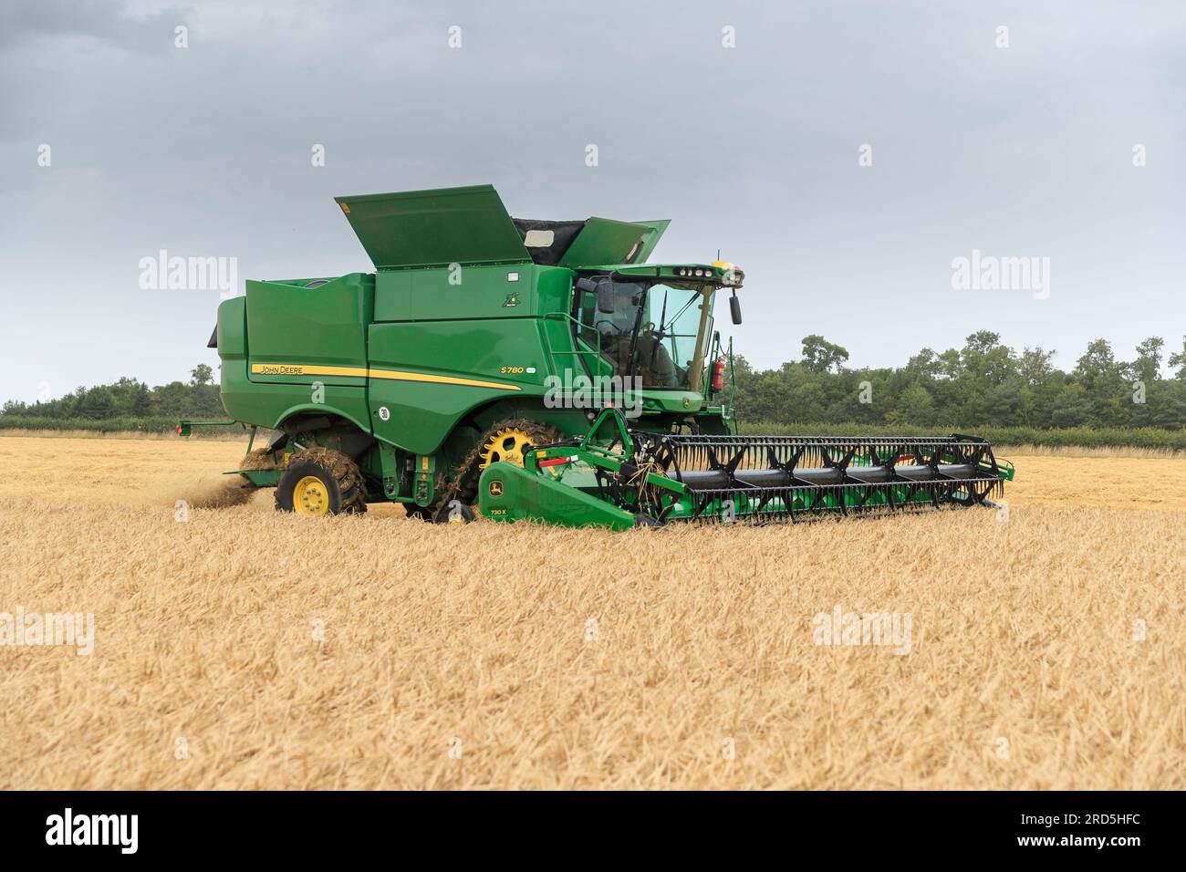 Barholm, Lincolnshire, Royaume-Uni. 18 juillet 2023 esquiver les tempêtes de pluie Henry Hirst Farms récolte l'orge d'hiver LG Mountain à 17% d'humidité près de Barholm, Lincolnshire, de fortes pluies ont continué à entraver la récolte dans les East Midlands Credit : Tim Scrivener/Alamy Live News Banque D'Images