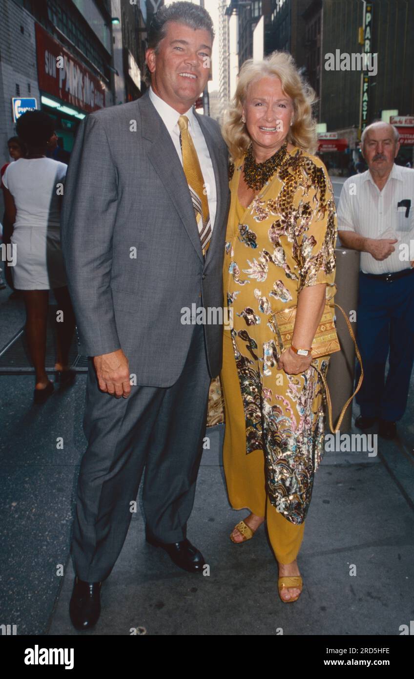 Diane Ladd et son mari Robert Charles Hunter assistent à la soirée d'ouverture de « si vous me laissez, je viens avec vous » au Cort Theatre à New York le 6 août 2001. Crédit photo : Henry McGee/MediaPunch Banque D'Images