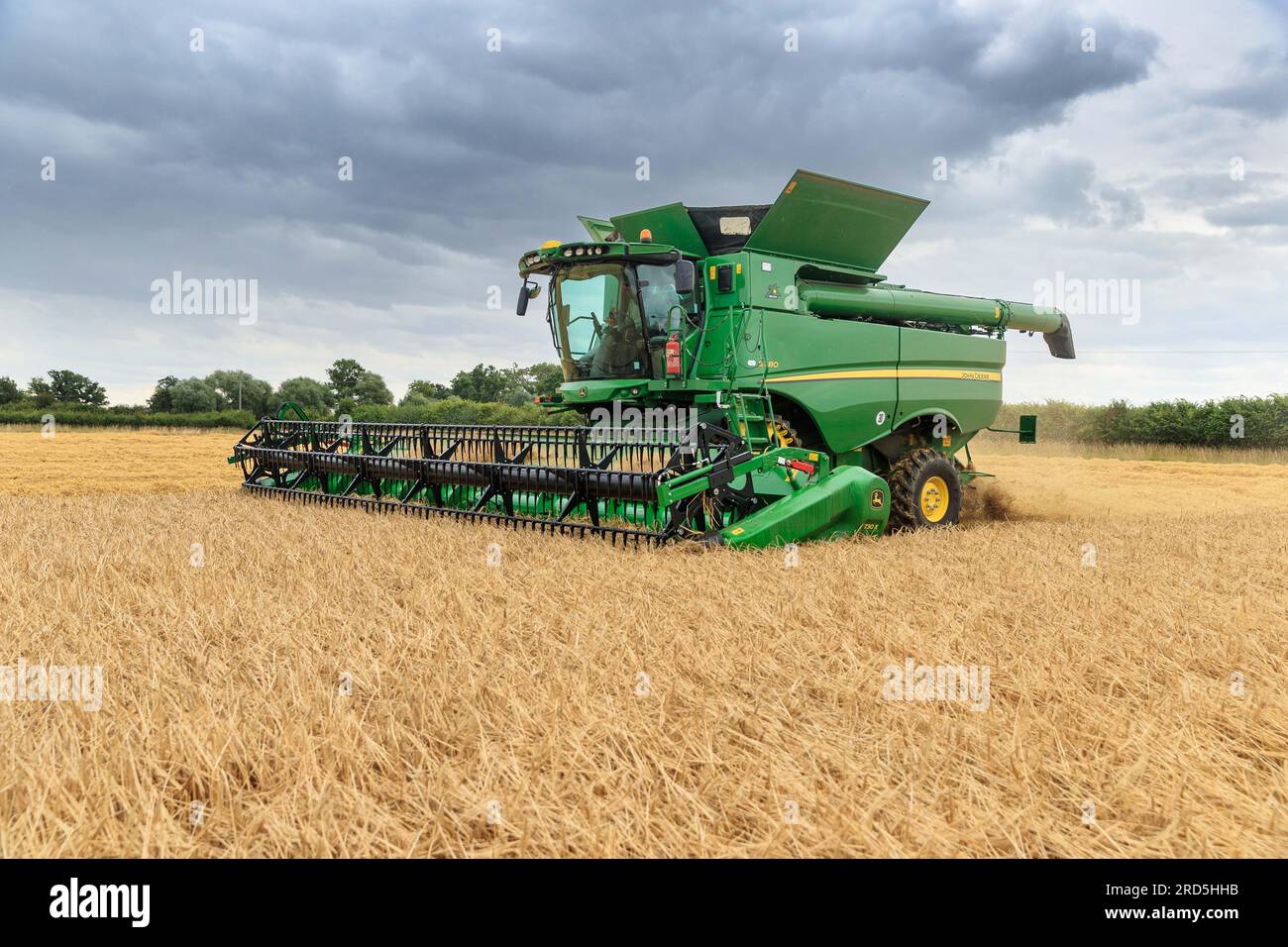 Barholm, Lincolnshire, Royaume-Uni. 18 juillet 2023 esquiver les tempêtes de pluie Henry Hirst Farms récolte l'orge d'hiver LG Mountain à 17% d'humidité près de Barholm, Lincolnshire, de fortes pluies ont continué à entraver la récolte dans les East Midlands Credit : Tim Scrivener/Alamy Live News Banque D'Images