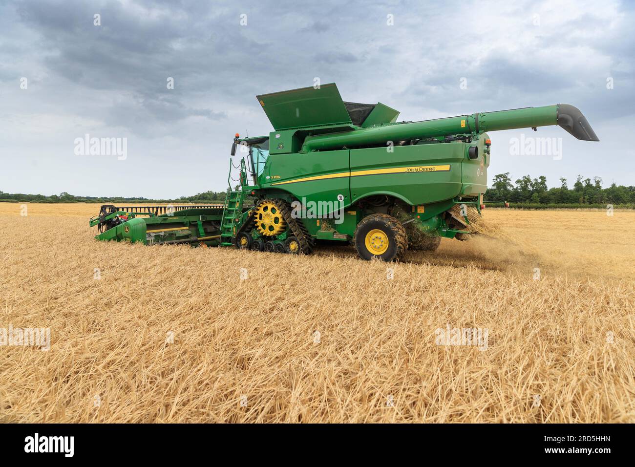 Barholm, Lincolnshire, Royaume-Uni. 18 juillet 2023 esquiver les tempêtes de pluie Henry Hirst Farms récolte l'orge d'hiver LG Mountain à 17% d'humidité près de Barholm, Lincolnshire, de fortes pluies ont continué à entraver la récolte dans les East Midlands Credit : Tim Scrivener/Alamy Live News Banque D'Images