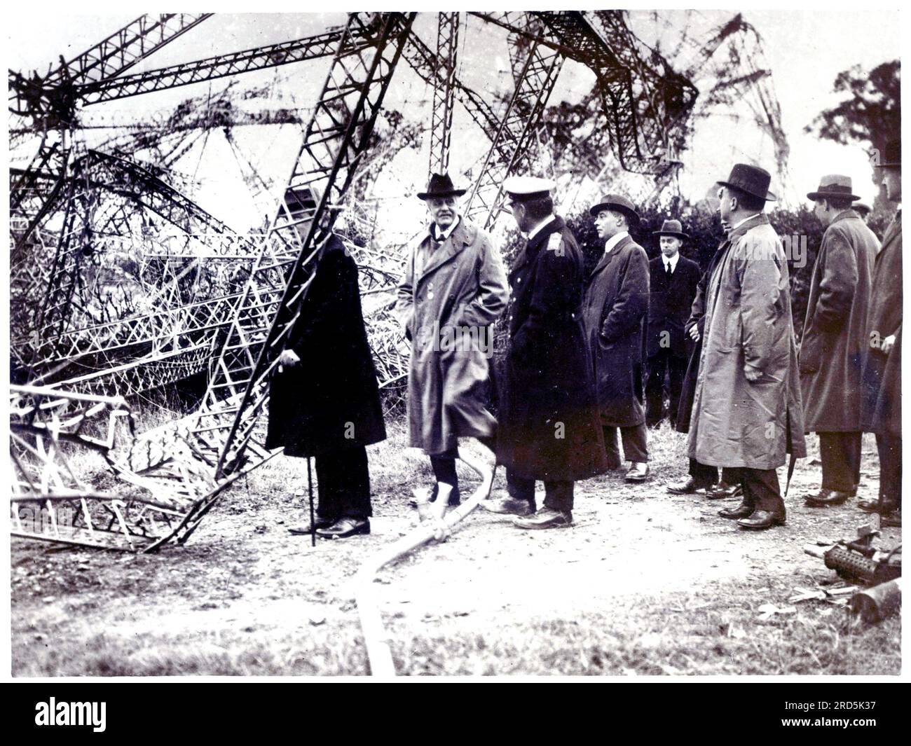 M. Lloyd George et M. Balfour examinant l'épave d'un des Zeppelins abattu dans la nuit du 23 au 24. Sept. [1916] Banque D'Images