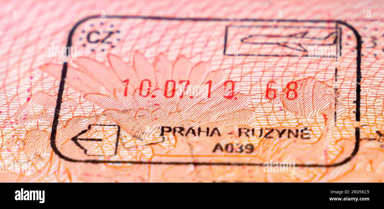 Timbre de passage de la frontière de la République tchèque dans un passeport ouvert. Passeport de sortie Praha Ruzyne timbre 2019 Banque D'Images