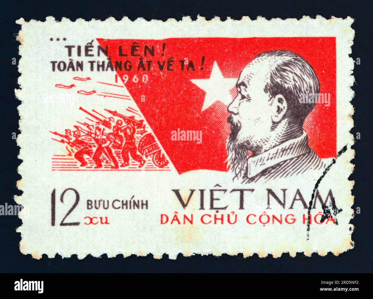 Ho Chi Minh (1890 – 1969). Timbre-poste émis au Vietnam en 1968. Thèmes : message du nouvel an, aviation, armée. Banque D'Images
