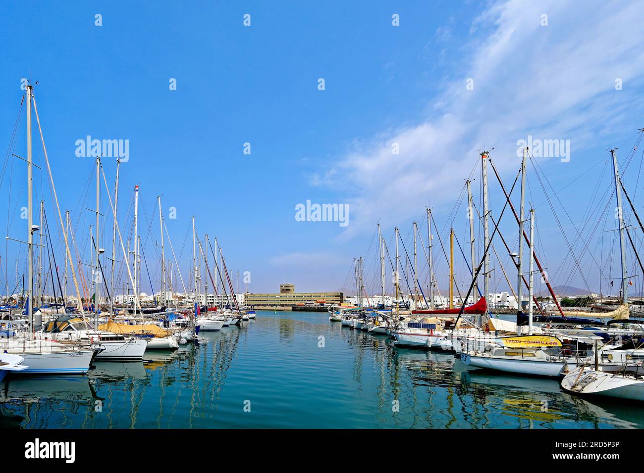 Lanzarote Îles Canaries Arrecife ville front de mer principale Marina Lanzarote zone avec beaucoup de yachts contre le ciel bleu profond et le nuage de cirrus mince Banque D'Images