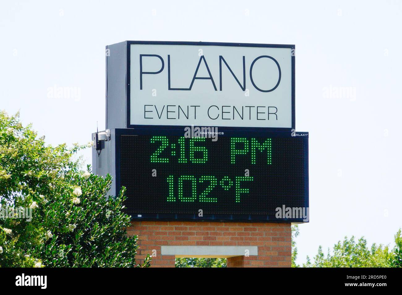 Plano, États-Unis. 18 juillet 2023. La photo prise le 18 juillet 2023 montre un affichage de température à Plano, Texas, États-Unis. Des avis de chaleur, des avertissements de chaleur excessive et des surveillances de chaleur excessive ont été mis en place dans des États tels que la Californie, le Nevada, l'Arizona, le Nouveau-Mexique, la Louisiane, Texas, Arkansas, Mississippi, Alabama, Oklahoma et Floride. Crédit : Dan Tian/Xinhua/Alamy Live News Banque D'Images