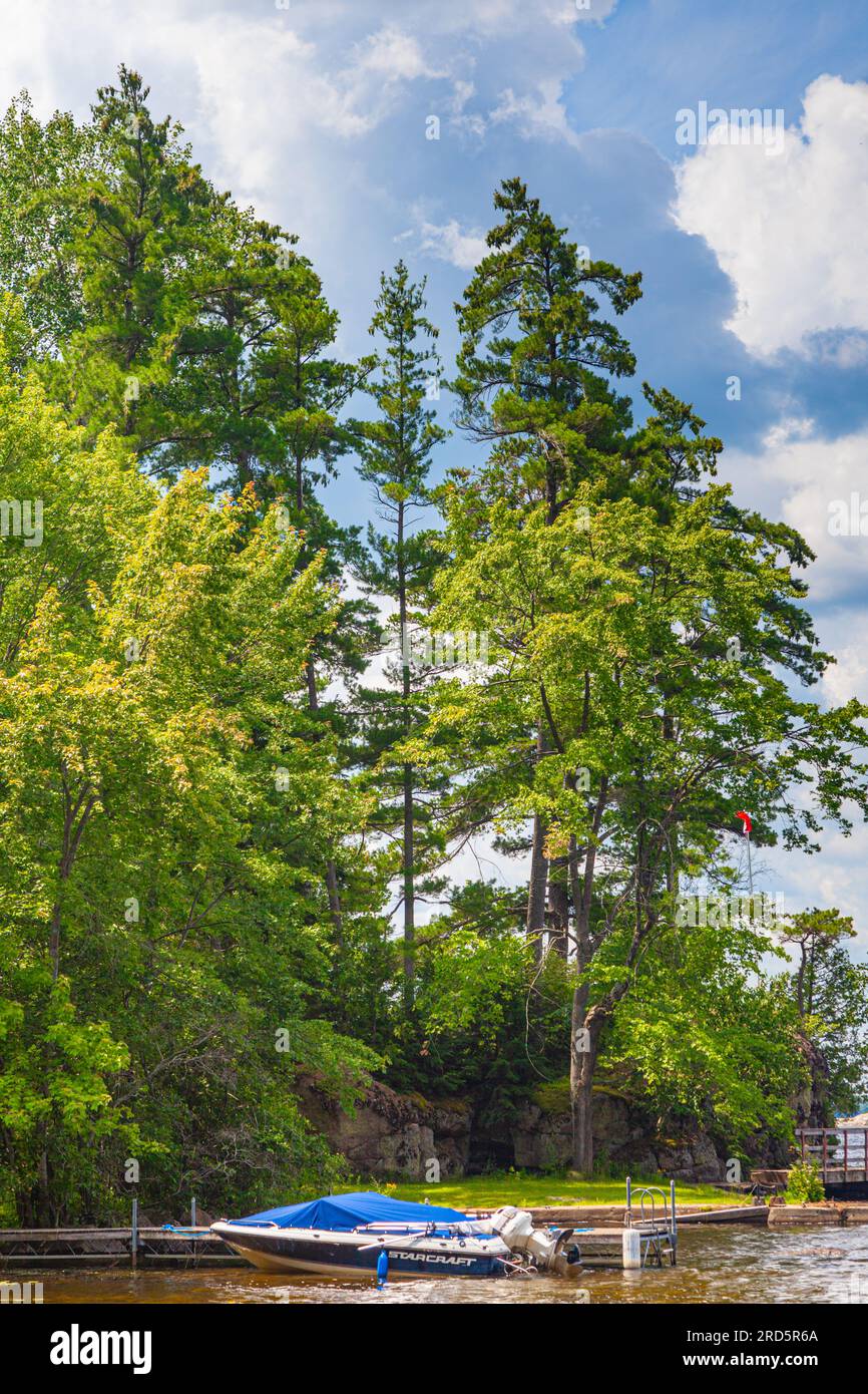 Nuages de tempête s'accumulant au-dessus du lac Sparrow à Muskoka Ontario Canada Banque D'Images Nuages de tempête s'accumulant au-dessus du lac Sparrow à Muskoka Ontario Canada Banque D'Images