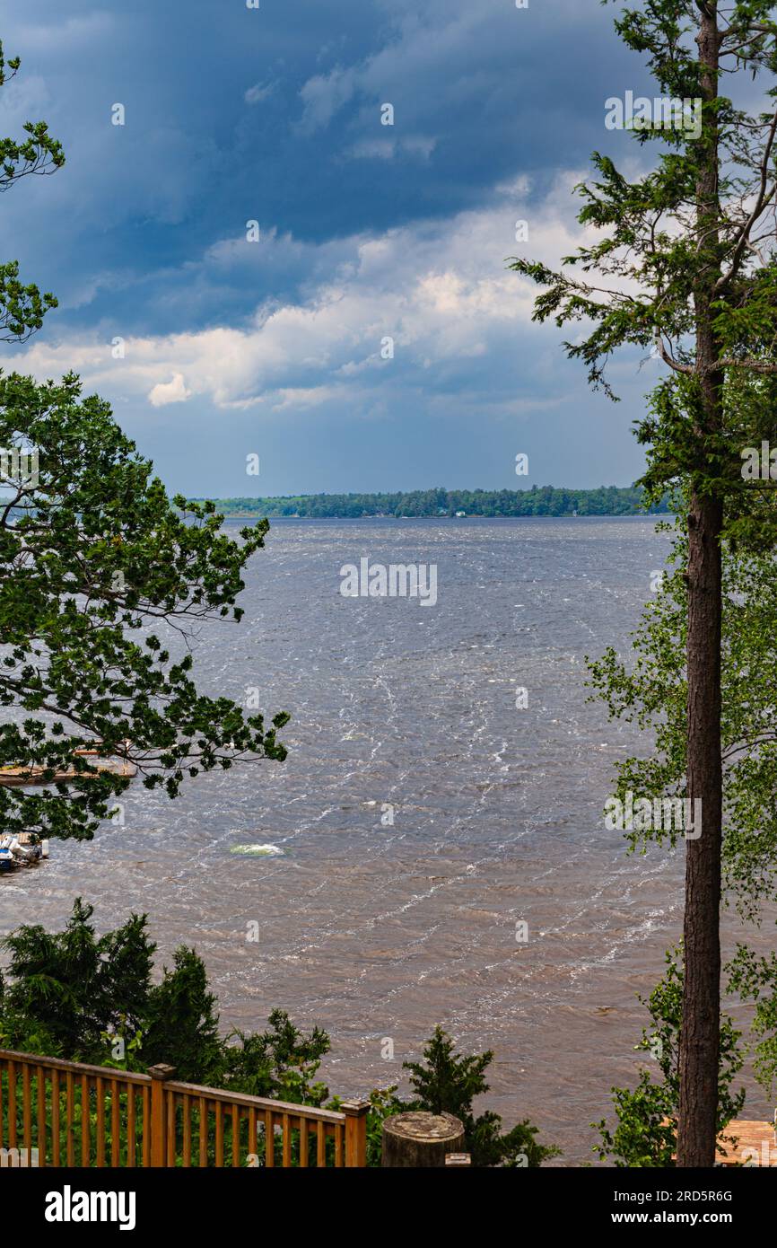 Tempête et vents violents sur le lac Sparrow à Muskoka Ontario Canada Banque D'Images Tempête et vents violents sur le lac Sparrow à Muskoka Ontario Canada Banque D'Images