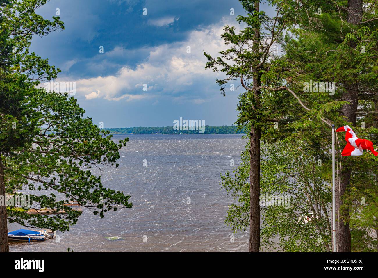 Tempête et vents violents sur le lac Sparrow à Muskoka Ontario Canada Banque D'Images Tempête et vents violents sur le lac Sparrow à Muskoka Ontario Canada Banque D'Images