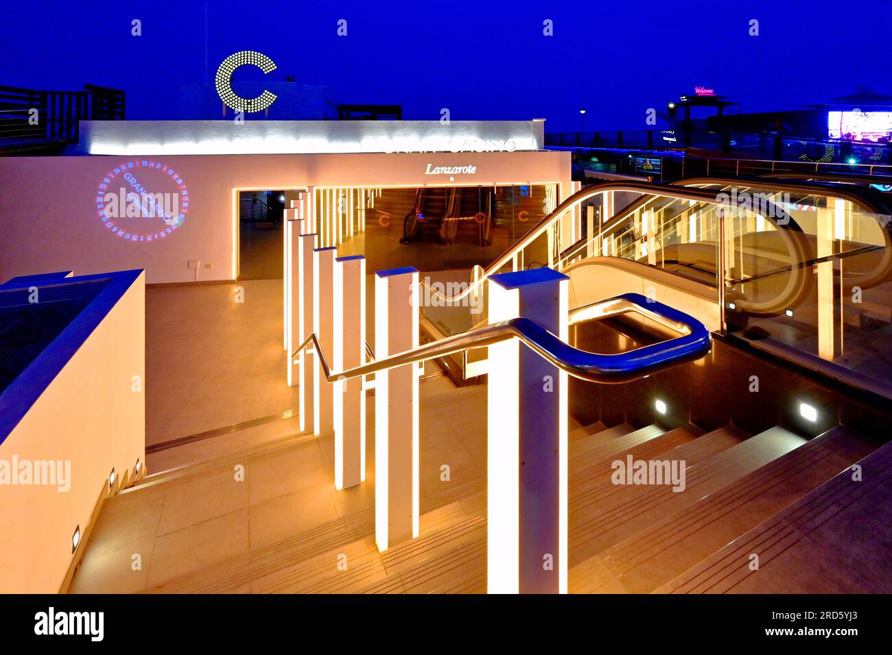 Lanzarote Îles Canaries Puerto Del Carmen le Gran Casino Lanzarote au large de l'Ave Las Playas avec ciel bleu foncé clair du soir Banque D'Images
