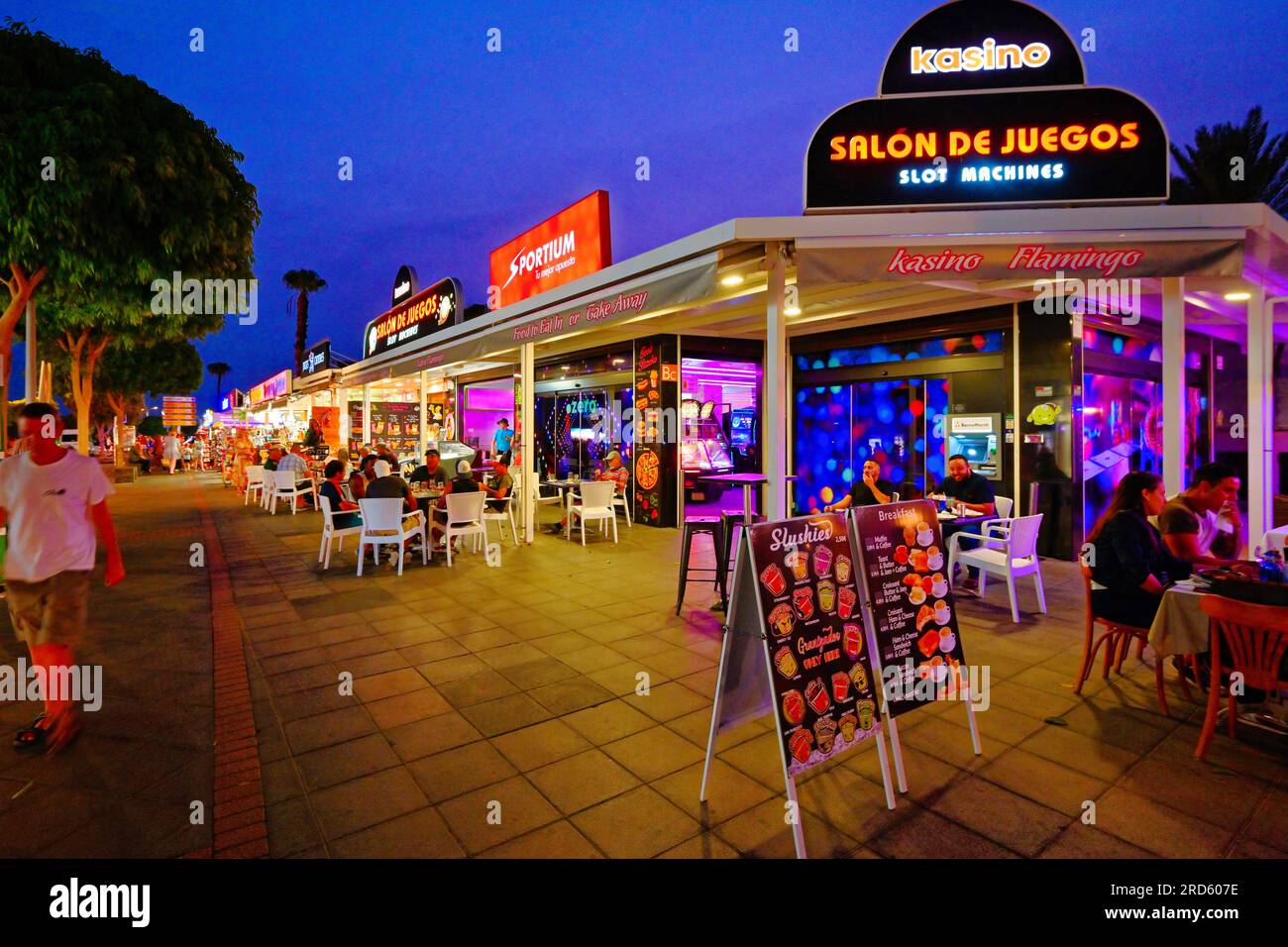 Lanzarote Îles Canaries bars, boutiques et restaurants sur l'Ave Las Playas avec ciel bleu foncé clair du soir Banque D'Images