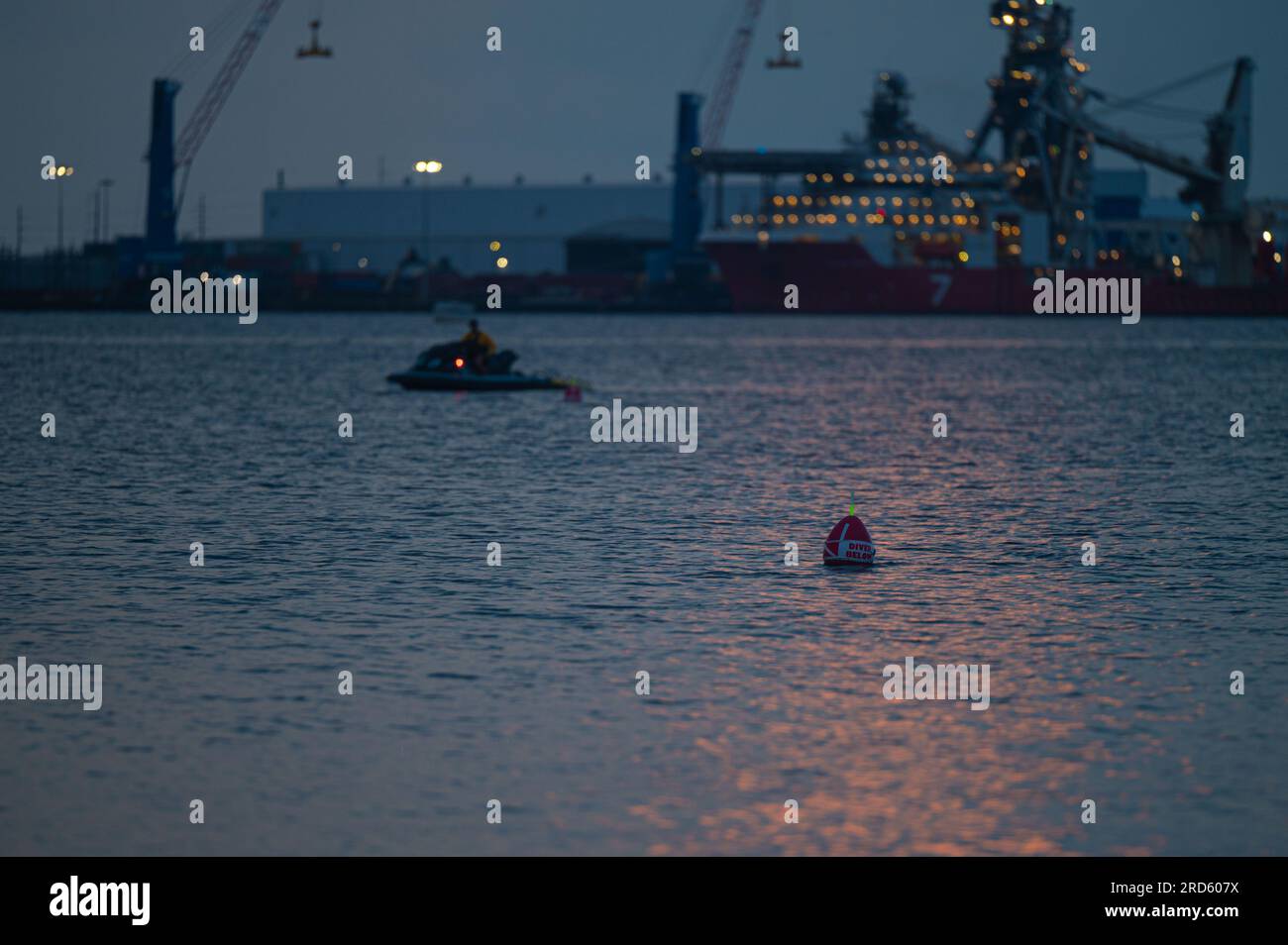 Les étudiants du cours de plongée de combat de l'Armée de l'Air pratiquent la plongée en circuit fermé pour le remplissage clandestin à Panama City Beach, Floride, le 27 juin 2023. Le cours de plongée de combat de l'Armée de l'Air prépare les futurs opérateurs de guerre spéciale à effectuer des plongées tactiques sous-marines pour des missions d'insertion, d'extraction et de sauvetage et de récupération maritimes. (ÉTATS-UNIS Photo Air Force de Miriam Thurber) Banque D'Images