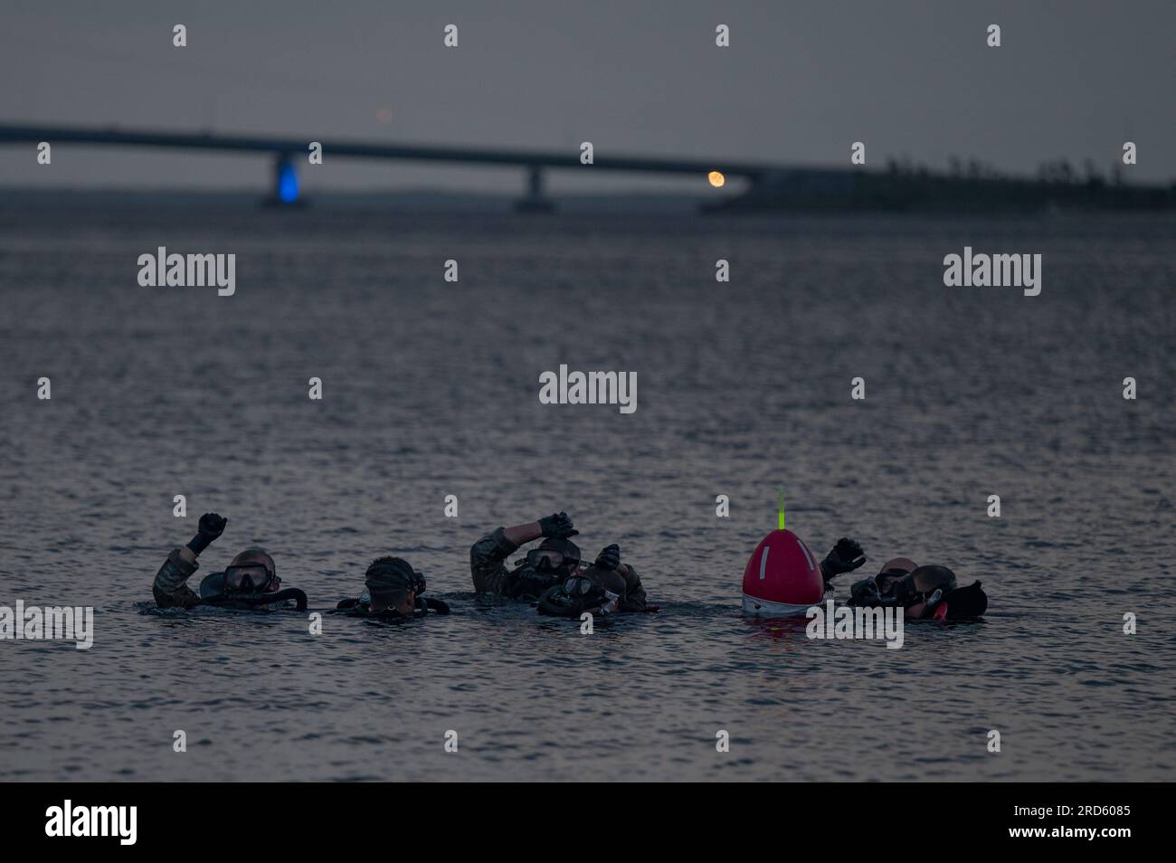 Les étudiants du cours de plongée de combat de l'Armée de l'Air pratiquent la plongée en circuit fermé pour le remplissage clandestin à Panama City Beach, Floride, le 27 juin 2023. Le cours de plongée de combat de l'Armée de l'Air prépare les futurs opérateurs de guerre spéciale à effectuer des plongées tactiques sous-marines pour des missions d'insertion, d'extraction et de sauvetage et de récupération maritimes. (ÉTATS-UNIS Photo Air Force de Miriam Thurber) Banque D'Images