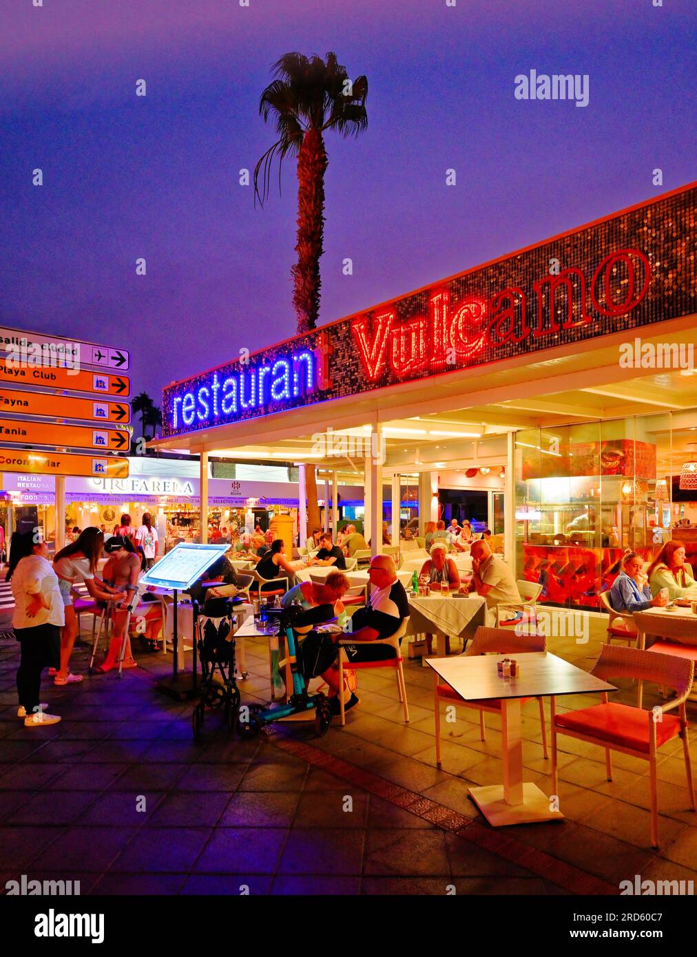 Lanzarote Îles Canaries bars, boutiques et restaurants sur l'Ave Las Playas avec ciel bleu foncé clair du soir Banque D'Images