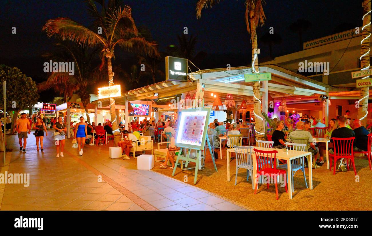 Lanzarote Îles Canaries bars, boutiques et restaurants sur l'Ave Las Playas avec ciel bleu foncé clair du soir Banque D'Images