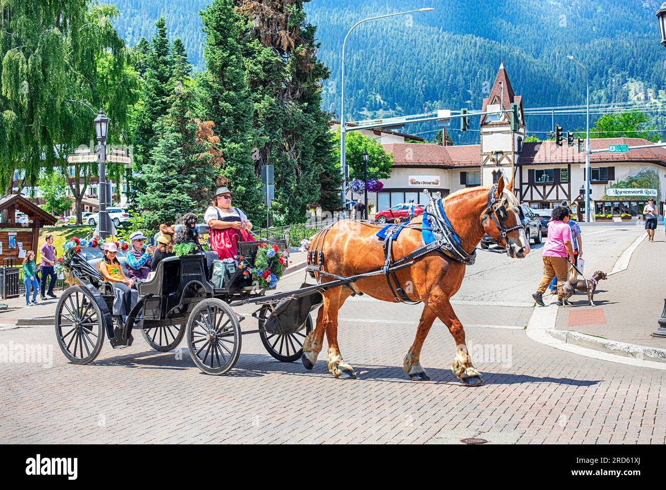 LEAVENWORTH, 25 JUIN 2023 : Village de style bavarois de Leavenworth situé près des Cascade Mountains. Banque D'Images