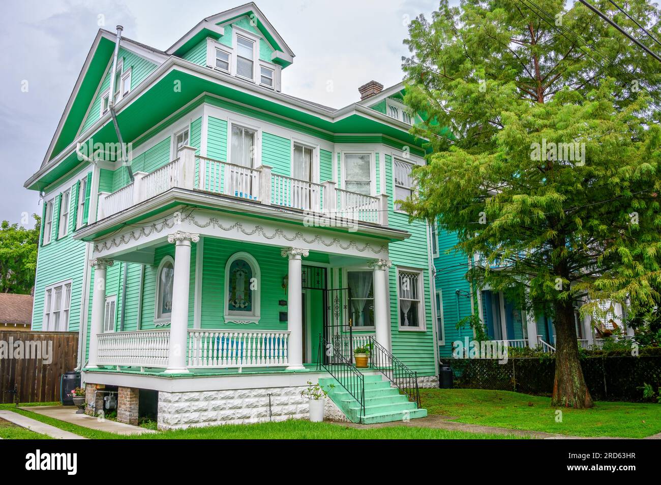 LA NOUVELLE-ORLÉANS, LA, États-Unis - 12 JUILLET 2023 : vue complète de la maison historique de style néo-colonial dans le quartier Carrollton Banque D'Images