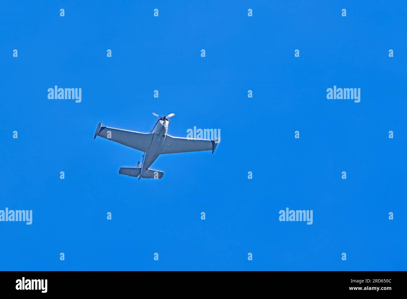 Un avion monomoteur volant au-dessus. Banque D'Images