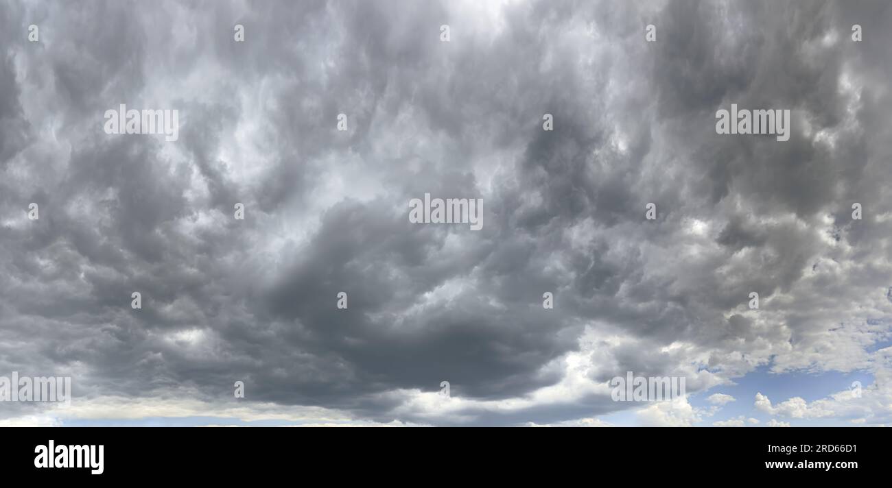 ciel couvert sombre avec des nuages orageux avant la pluie. vue panoramique. fond de ciel naturel. Banque D'Images