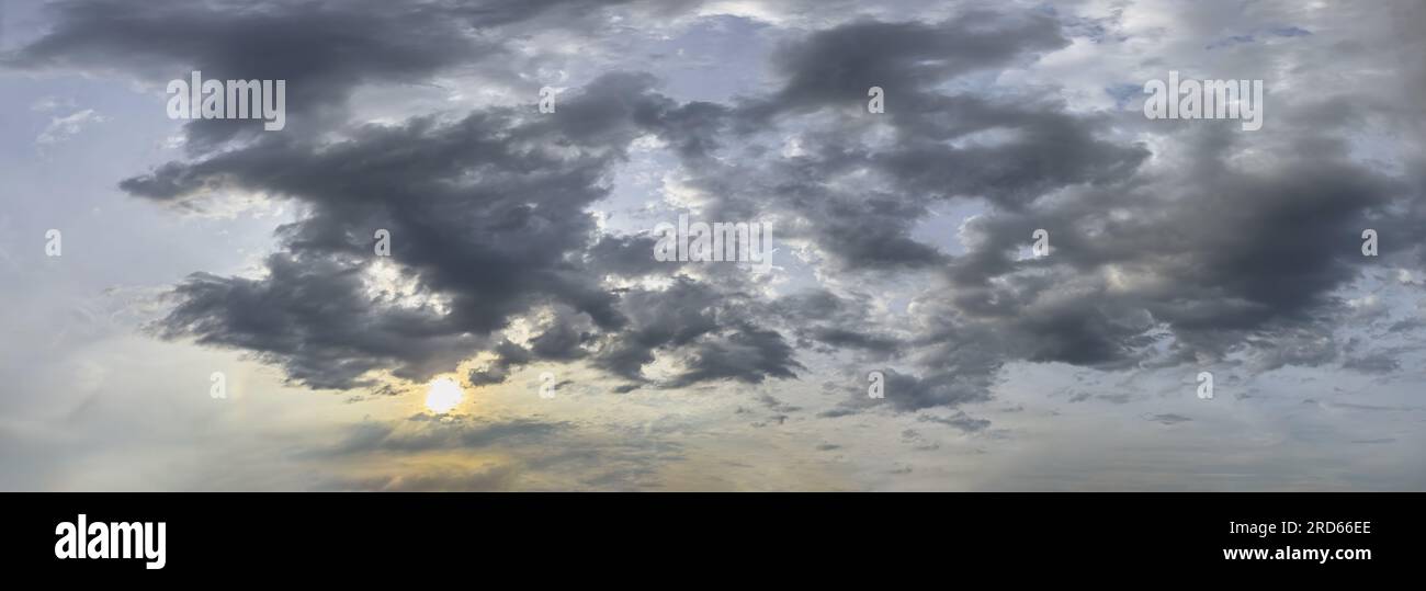 ciel crépusculaire nuageux spectaculaire au coucher du soleil. soirée d'été. image panoramique. Banque D'Images
