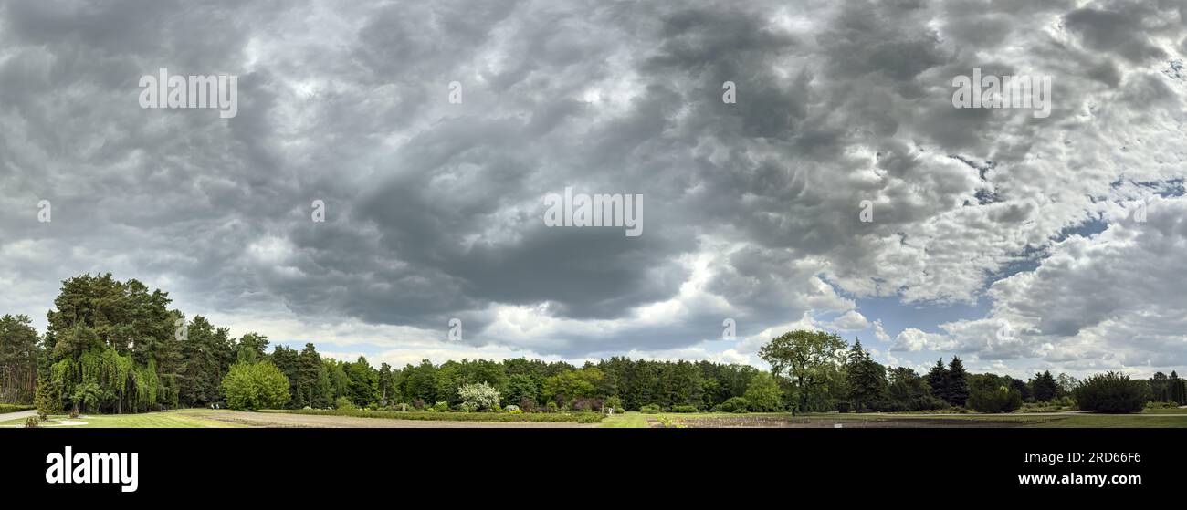 ciel sombre et dramatique au-dessus du paysage verdoyant du parc. panorama d'été. Banque D'Images
