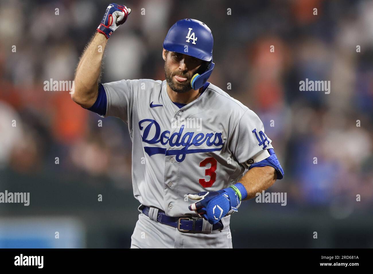 Chris Taylor (3), l’infidieur des Los Angeles Dodgers, célèbre en faisant monter et descendre son bras alors qu’il fait le tour de la deuxième base après avoir frappé un grand chelem en haut de la sixième manche contre les Orioles de Baltimore le 17 juillet 2023 à Oriole Park à Camden Yards à Baltimore MD (Alyssa Howell/image of Sport) Banque D'Images