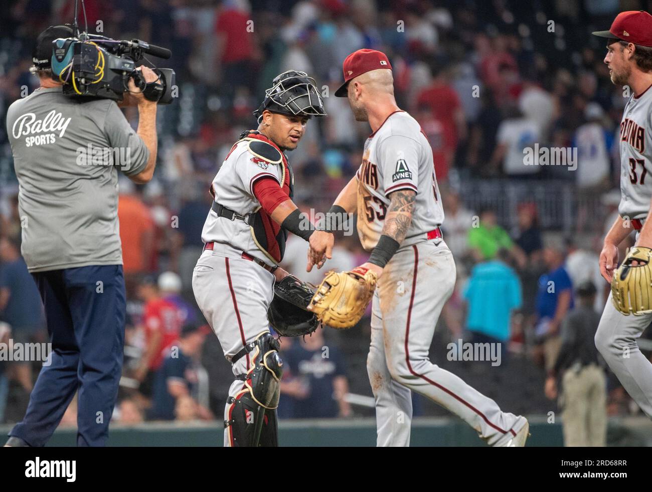 Atlanta, États-Unis. 18 juillet 2023. Les Diamondbacks de l'Arizona Gabriel Moreno et Christian Walker célèbrent leur victoire contre les Braves d'Atlanta au Truist Park le mardi 18 juillet 2023 à Atlanta, en Géorgie. Photo Anthony Stalcup/UPI crédit : UPI/Alamy Live News Banque D'Images