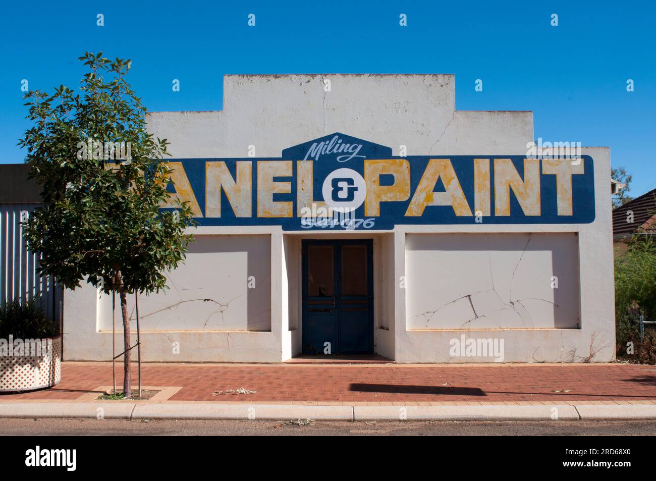 Petite entreprise, atelier de fabrication de panneaux automobiles et de peinture dans la ville rurale de Milang en Australie occidentale. Banque D'Images