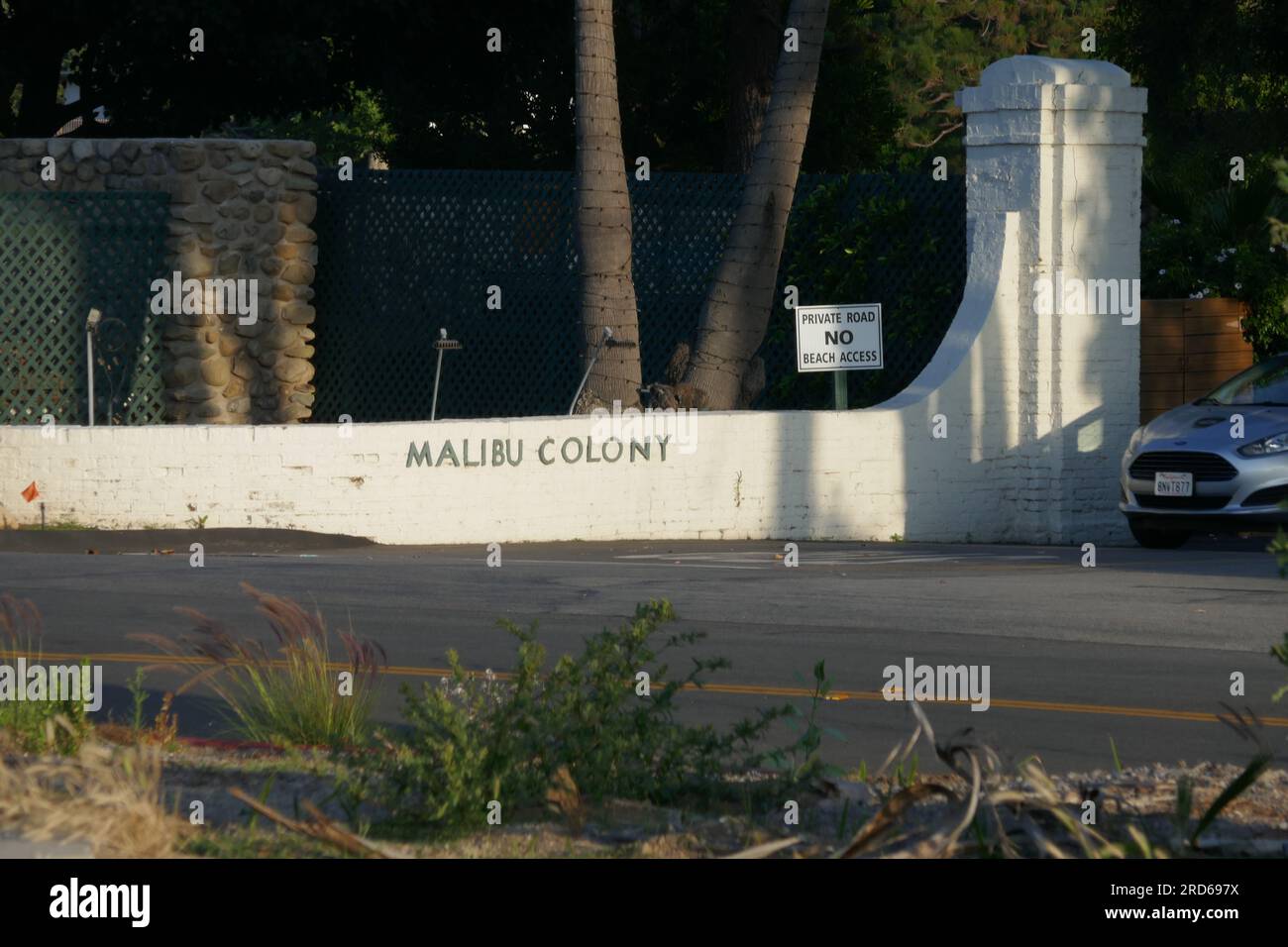 Malibu, Californie, États-Unis 16 juillet 2023 Malibu Colony on Pacific Coast Highway à Malibu, Californie, États-Unis. Les résidents de Malibu Colony incluent Bing Crosby, Clara Bow, Tatum OÕNeal, Harold Lloyd, Gloria Swanson, Barbara Stanwyck, Michael Landon, Spencer Tracy, Robert Redford, Frank Sinatra. Photo de Barry King/Alamy stock photo Banque D'Images
