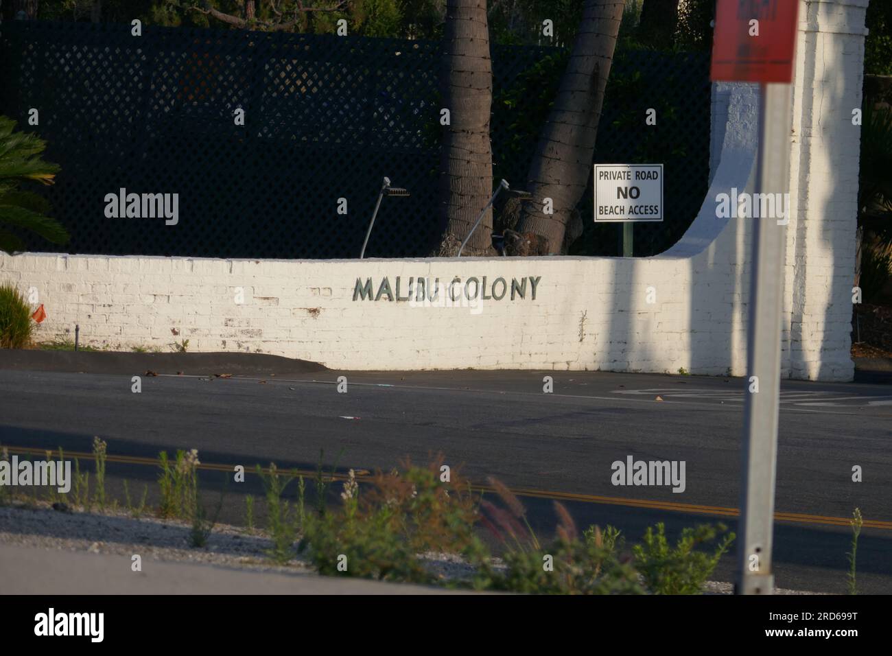 Malibu, Californie, États-Unis 16 juillet 2023 Malibu Colony on Pacific Coast Highway à Malibu, Californie, États-Unis. Les résidents de Malibu Colony incluent Bing Crosby, Clara Bow, Tatum OÕNeal, Harold Lloyd, Gloria Swanson, Barbara Stanwyck, Michael Landon, Spencer Tracy, Robert Redford, Frank Sinatra. Photo de Barry King/Alamy stock photo Banque D'Images