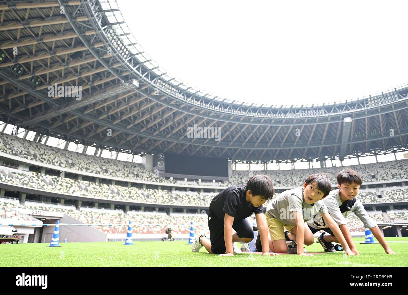 A tour of the National Stadium is held in Shinjuku Ward, Tokyo on July 19, 2023. Participating children experience what it feels like to be athletes on the field, and see the podium, torches, and locker room used during the Olympic Games in 2021.( The Yomiuri Shimbun via AP Images ) Banque D'Images