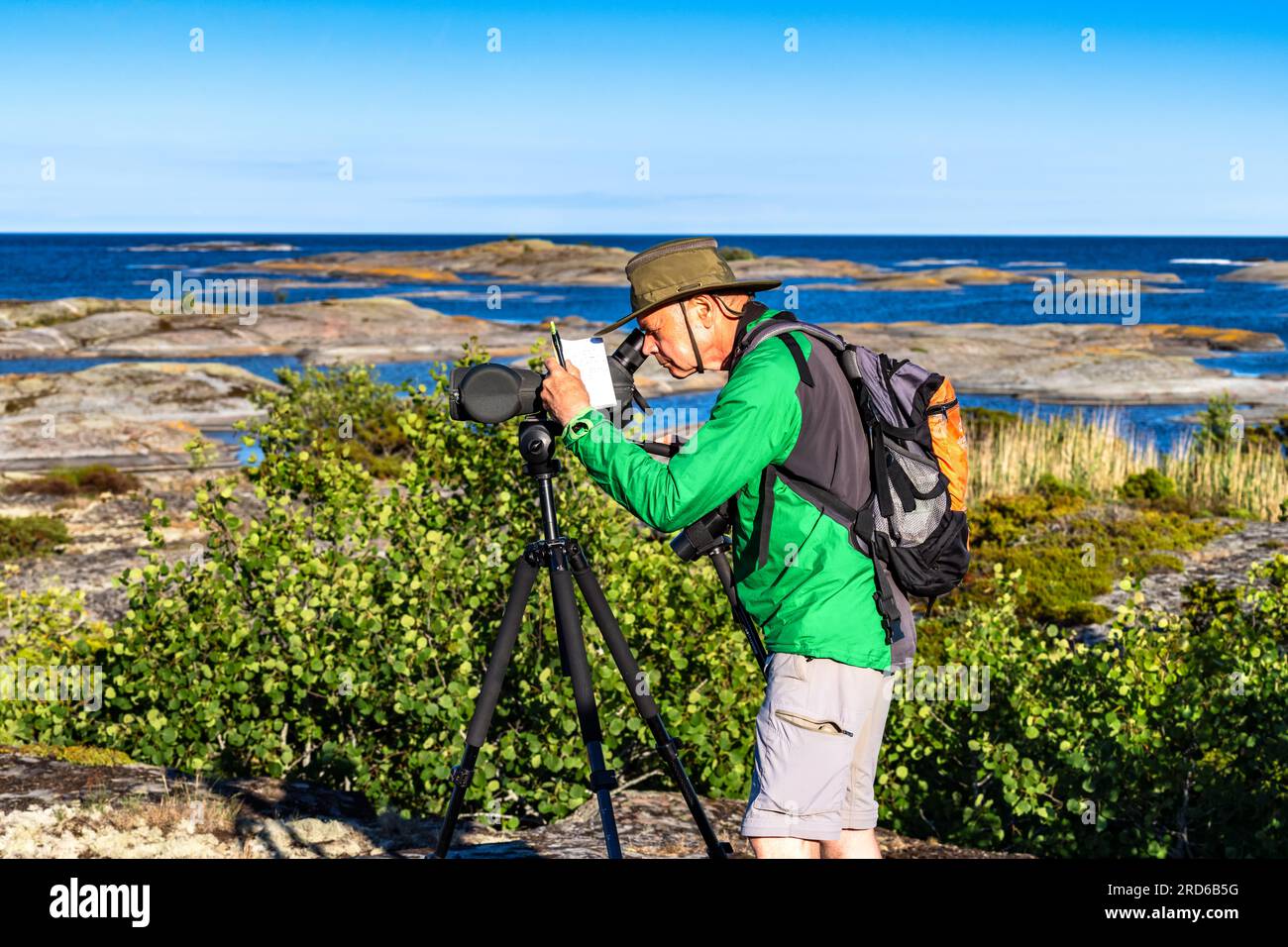 Observateur d'oiseaux sur l'île phare de Lågskär, Ahvenanmaa, Finlande Banque D'Images