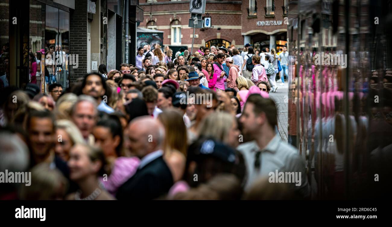 AMSTERDAM - l'énorme file d'attente pour le tapis rouge lors de la première néerlandaise du film de cinéma BARBIE. ANP LEVIN DEN BOER pays-bas Out - belgique Out Banque D'Images