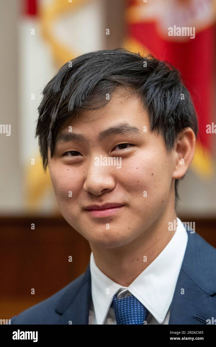 Washington, États-Unis. 18 juillet 2023. Alexandr Wang, directeur général de Scale ai, comparaît devant un comité de la Chambre sur les services armés, sous-comité sur la cybercriminalité, les technologies de l’information et l’innovation audition « Homme et machine : intelligence artificielle sur le champ de bataille » dans le Rayburn House Office Building à Washington, DC, États-Unis ; mardi 18 juillet, 2023. Photo de Rod Lamkey/CNP/ABACAPRESS.COM crédit : Abaca Press/Alamy Live News Banque D'Images