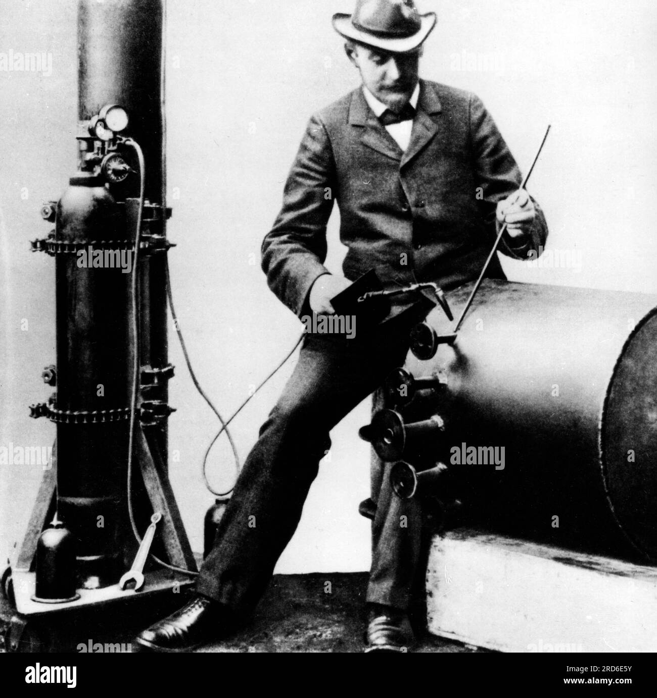 Wiss, Ernst, 1870 - 1945, ingénieur allemand, fondateur du soudage oxy-fuel, soudage d'un réservoir sous pression, INFORMATIONS-AUTORISATION-DROITS-SUPPLÉMENTAIRES-NON-DISPONIBLES Banque D'Images