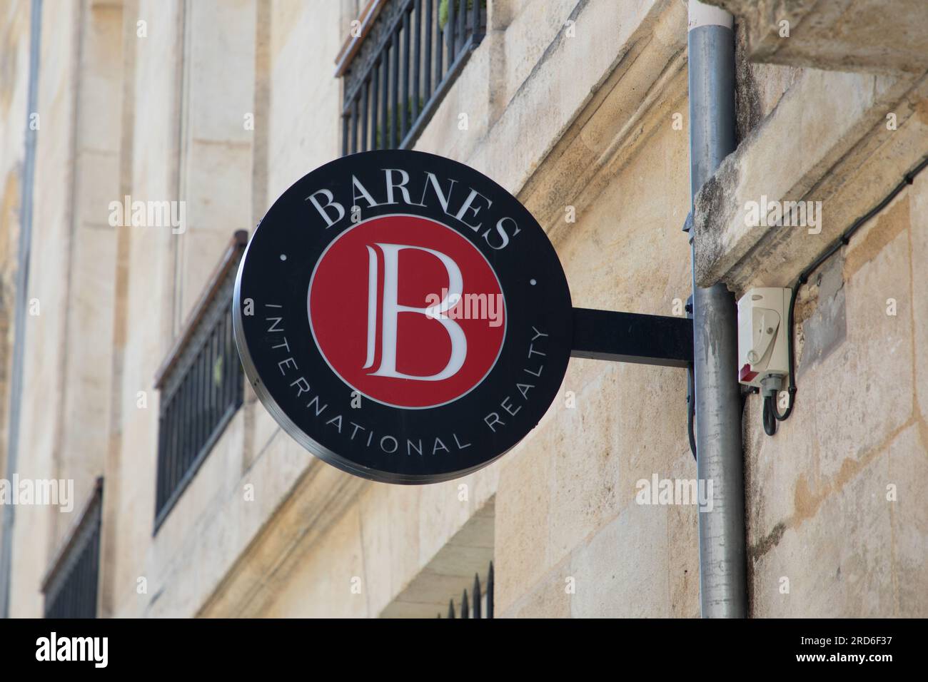 Bordeaux , Aquitaine France - 07 15 2023 : texte du logo BARNES et signe de marque sur le mur Consultant immobilier international de Realty global Luxury Real es Banque D'Images