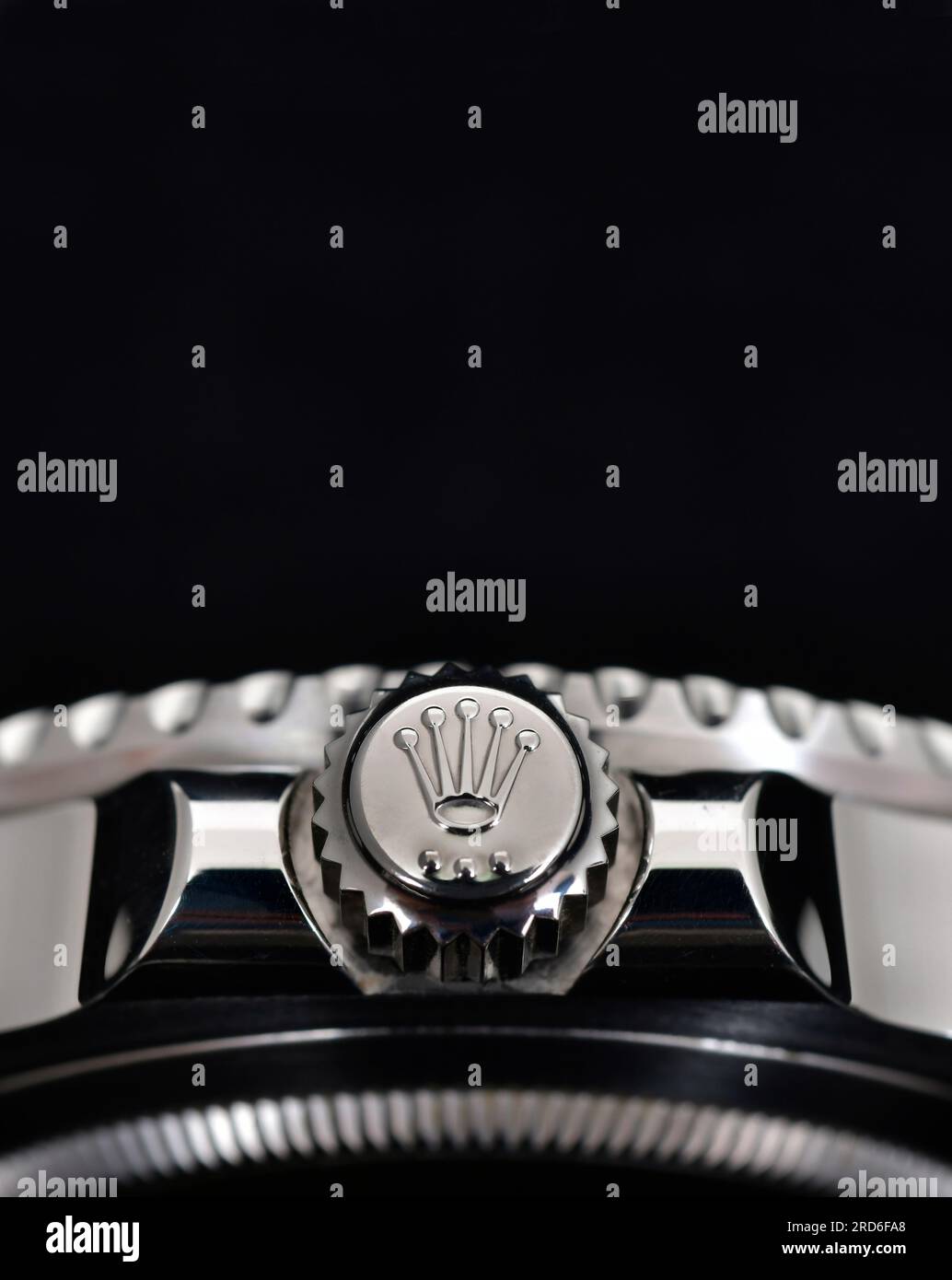 Bangkok Thaïlande- février 20,2022 : vue rapprochée du côté d'une montre Rolex GMT-Master II 'Batman'40mm Steel Ceramic montre poignet pour homme sur backgro noir Banque D'Images