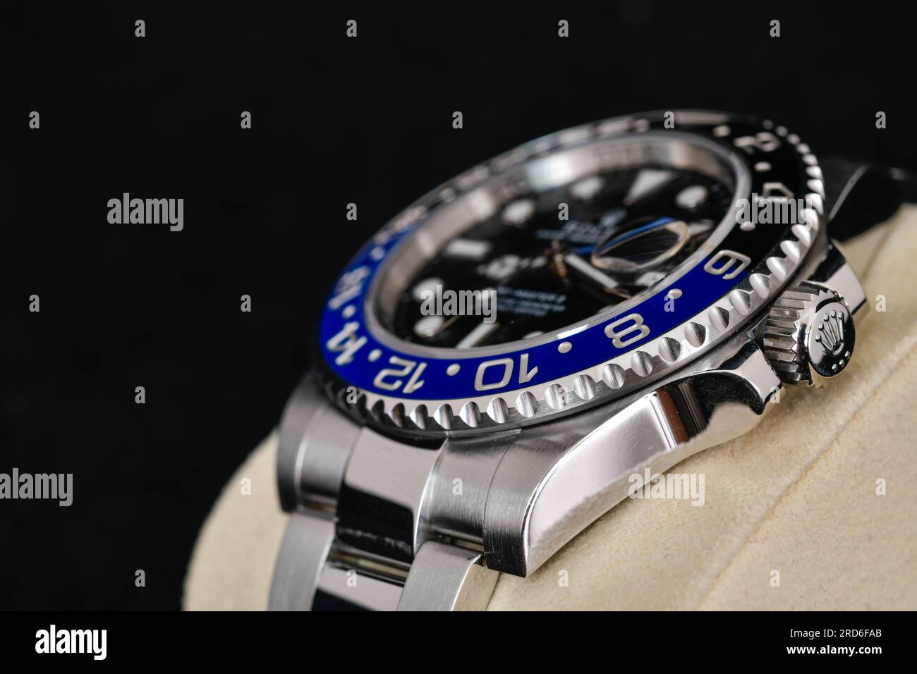 Bangkok Thaïlande- Fév 20,2022 : Rolex GMT-Master II 'Batman' 40mm avec cadre bleu-noir acier céramique montre pour hommes sur fond noir Banque D'Images