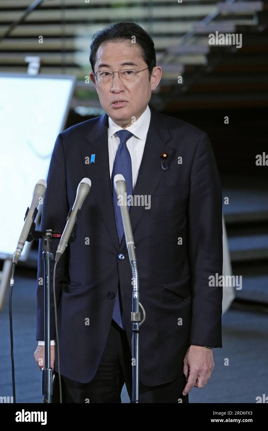 Tokyo, Japon. 19 juillet 2023. Le Premier ministre japonais Fumio Kishida s'est entretenu avec des journalistes à son bureau de Tokyo le 19 juillet 2023, après que la Corée du Nord eut tiré deux missiles balistiques à courte portée vers la mer du Japon plus tôt dans la journée. (Kyodo)==Kyodo photo via crédit : Newscom/Alamy Live News crédit : Newscom/Alamy Live News Banque D'Images