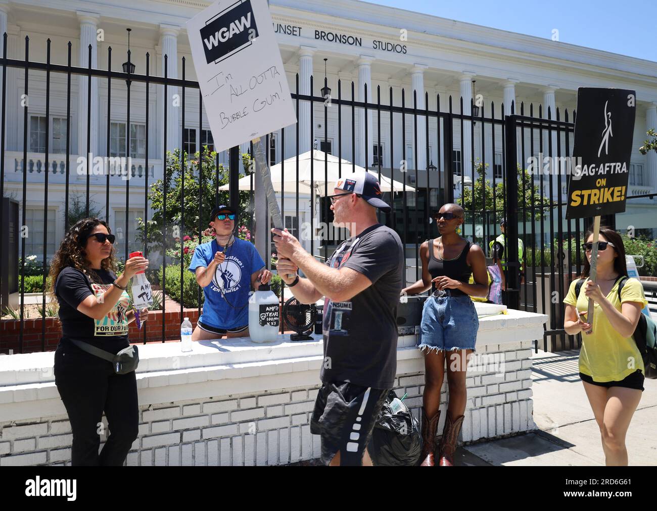 Hollywood, Californie, États-Unis 18 juillet 2023. Les acteurs hollywoodiens rejoignent Writers (qui frappent depuis deux mois) le deuxième jour de la grève de Screen Actors Guild, devant le siège de Netflix et Sunset Studios à Hollywood, en Californie. Les esprits étaient élevés malgré l'avertissement de chaleur extrême en cours à Los Angeles, et les tempéraments chauds sur la perception de la cupidité de l'entreprise et l'échec des cadres de cinéma et de télévision à répondre à leurs besoins. Crédit : ZUMA Press, Inc./Alamy Live News Banque D'Images