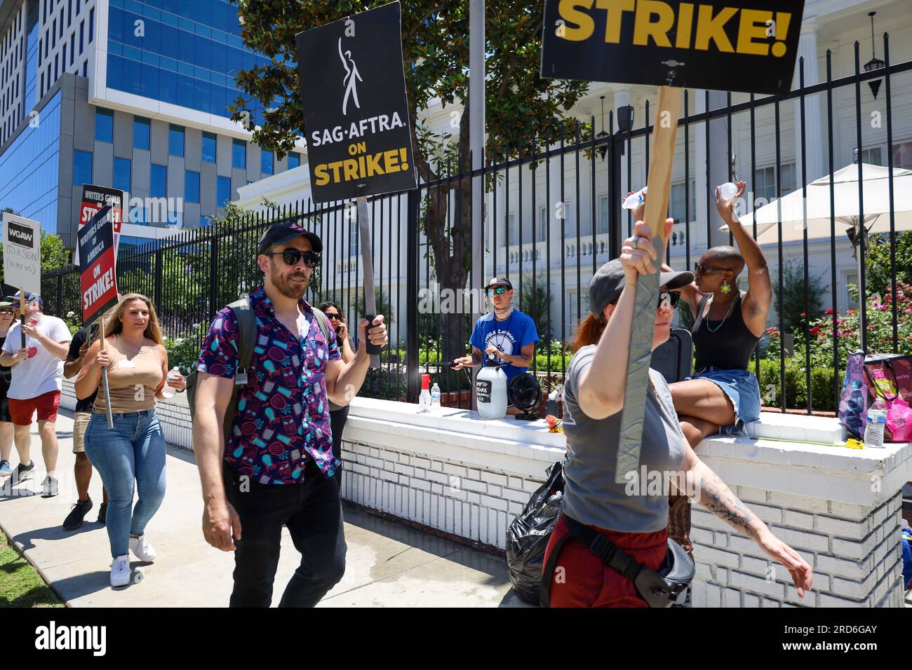 Hollywood, Californie, États-Unis 18 juillet 2023. Les acteurs hollywoodiens rejoignent Writers (qui frappent depuis deux mois) le deuxième jour de la grève de Screen Actors Guild, devant le siège de Netflix et Sunset Studios à Hollywood, en Californie. Les esprits étaient élevés malgré l'avertissement de chaleur extrême en cours à Los Angeles, et les tempéraments chauds sur la perception de la cupidité de l'entreprise et l'échec des cadres de cinéma et de télévision à répondre à leurs besoins. Crédit : ZUMA Press, Inc./Alamy Live News Banque D'Images