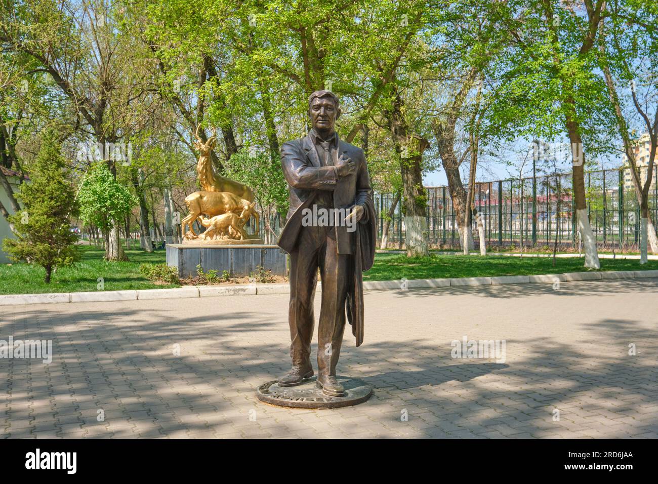 Une sculpture en bronze d'un célèbre gentleman kazakh. À Central Park à Shymkent, Kazakhstan. Banque D'Images