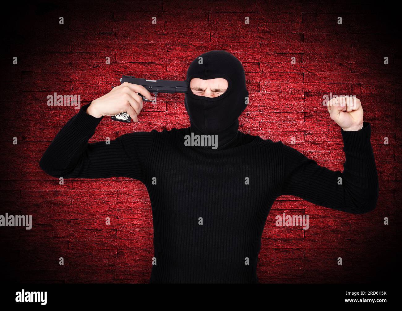 L'homme à un masque hicham dans la tête avec un pistolet Banque D'Images