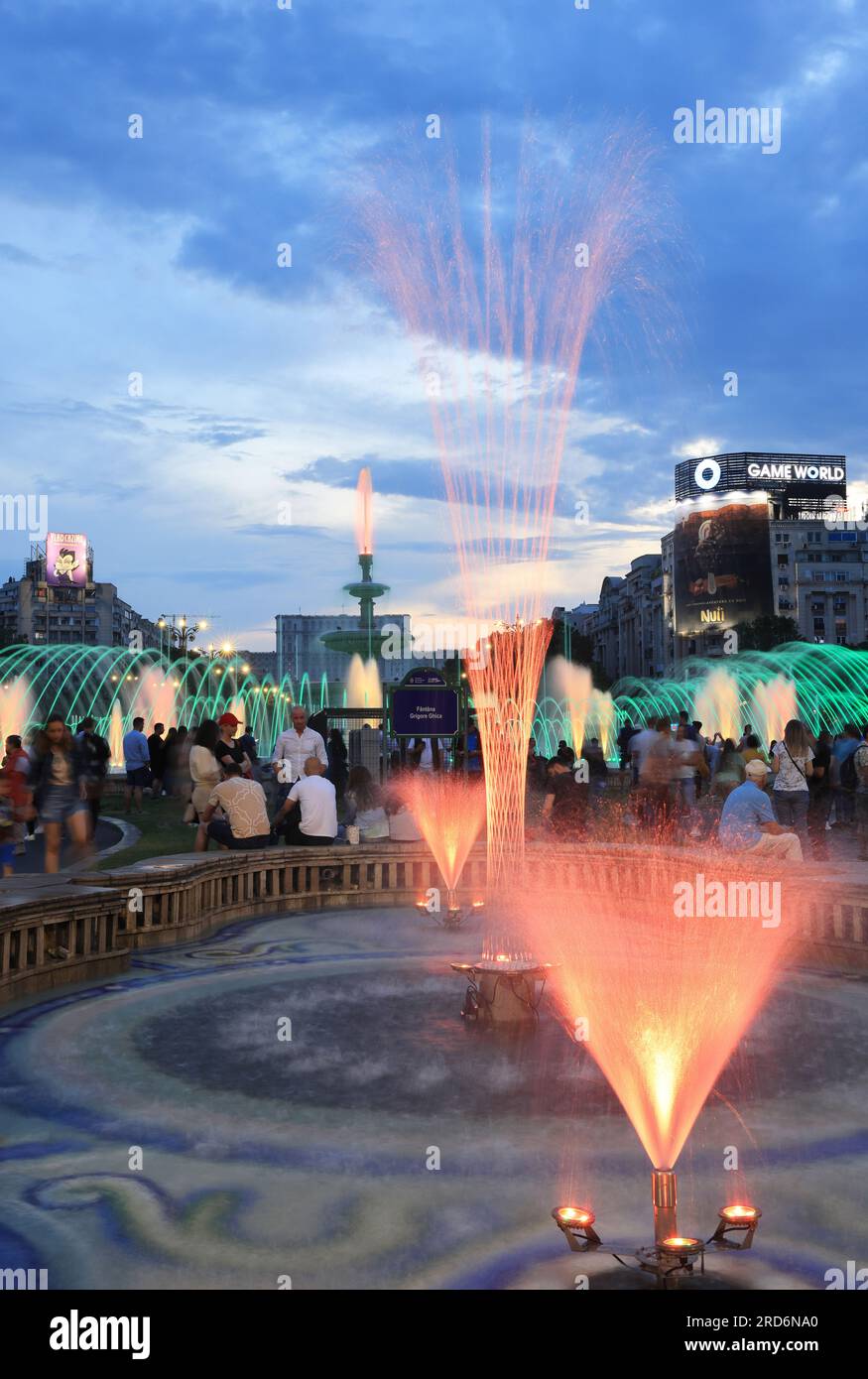 Bucharest Fountain Show, c'est l'édition 2023, avec une chorégraphie fantastique aux succès de musique bien connus, Roumanie Banque D'Images