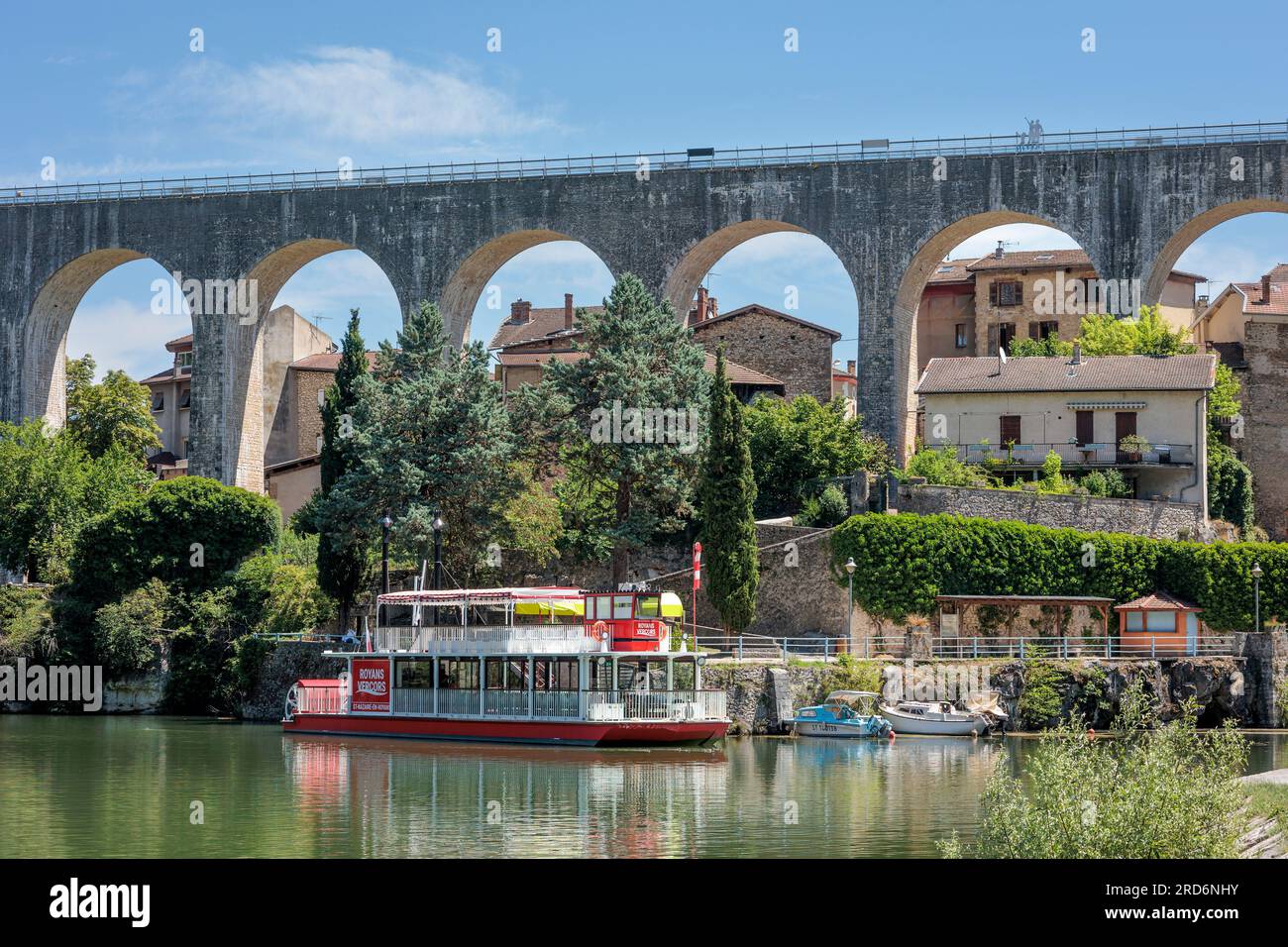 Bateau de croisière fluviale et aqueduc à Saint-Nazaire-en-Royans Drome Auvergne-Rhone-Alpes France Banque D'Images